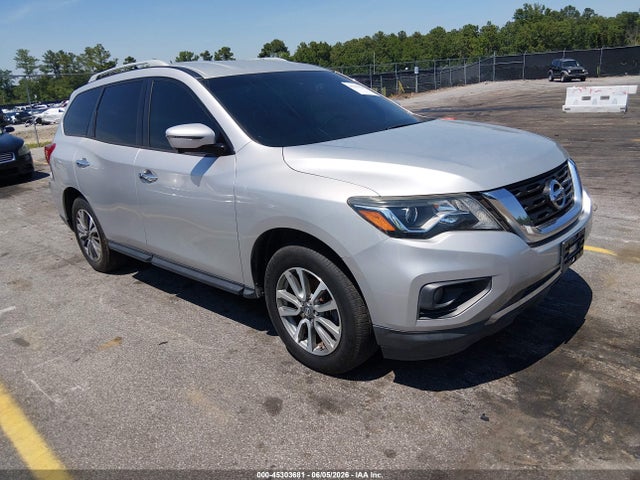 Salvage Nissan Pathfinder Image