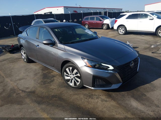 Salvage Nissan Altima Image