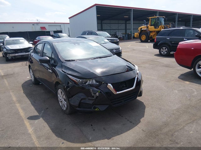 Salvage Nissan Versa Image