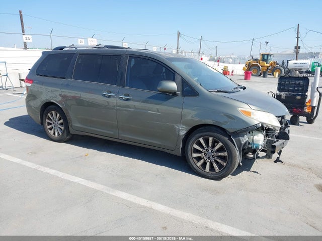 Salvage Toyota Sienna Image