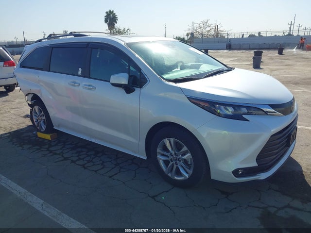 Salvage Toyota Sienna Image