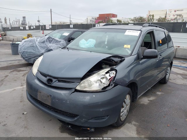 Toyota Sienna Le