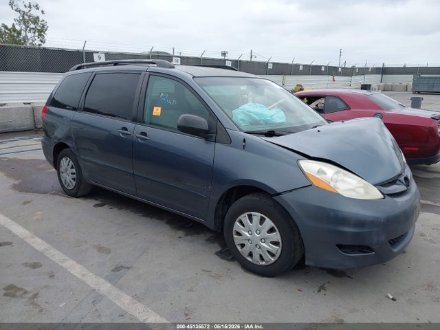 Salvage Toyota Sienna Image