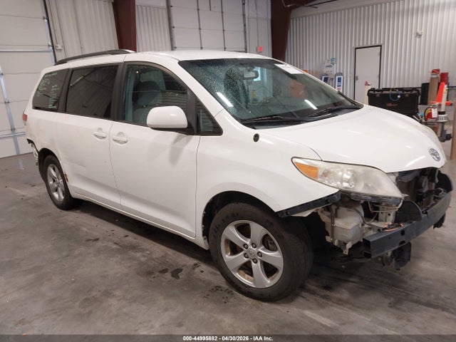 Salvage Toyota Sienna Image