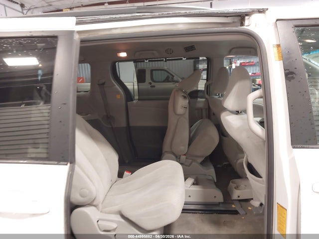 Toyota Sienna Le V6 8 Passenger