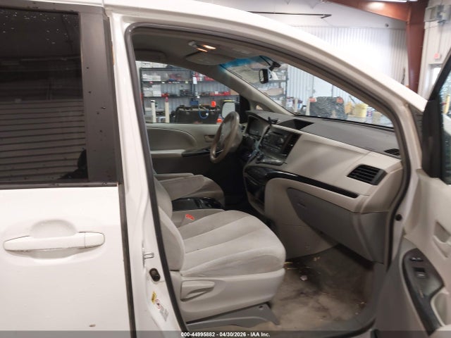 Toyota Sienna Le V6 8 Passenger