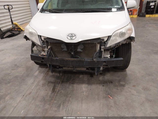 Toyota Sienna Le V6 8 Passenger