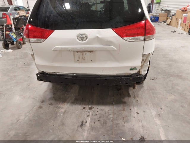 Toyota Sienna Le V6 8 Passenger