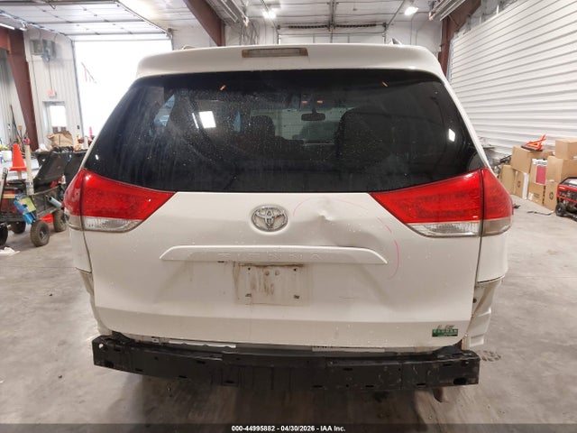 Toyota Sienna Le V6 8 Passenger