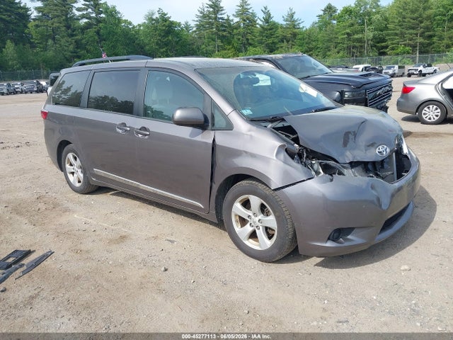 Salvage Toyota Sienna Image