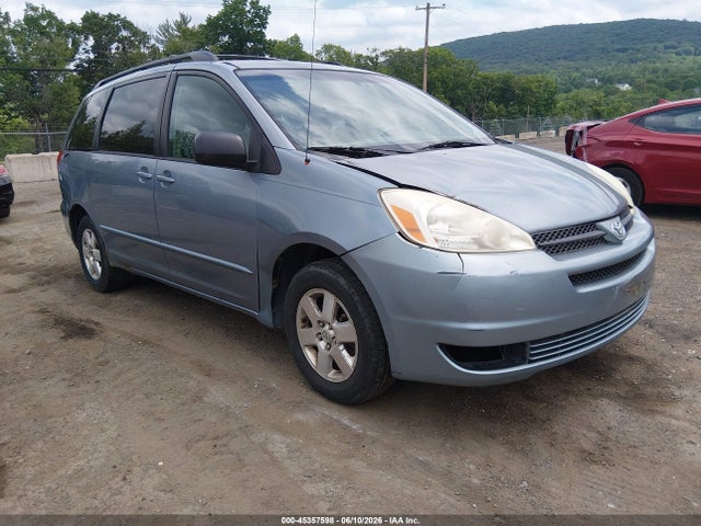 Salvage Toyota Sienna Image