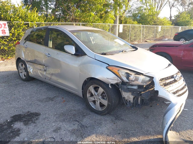 Salvage Hyundai ELANTRA Image
