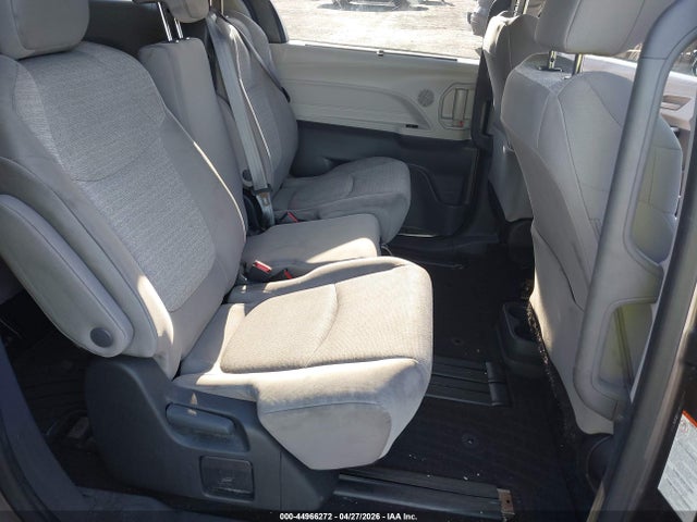Toyota Sienna Le