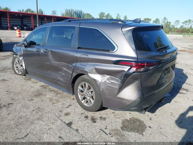 Toyota Sienna Le