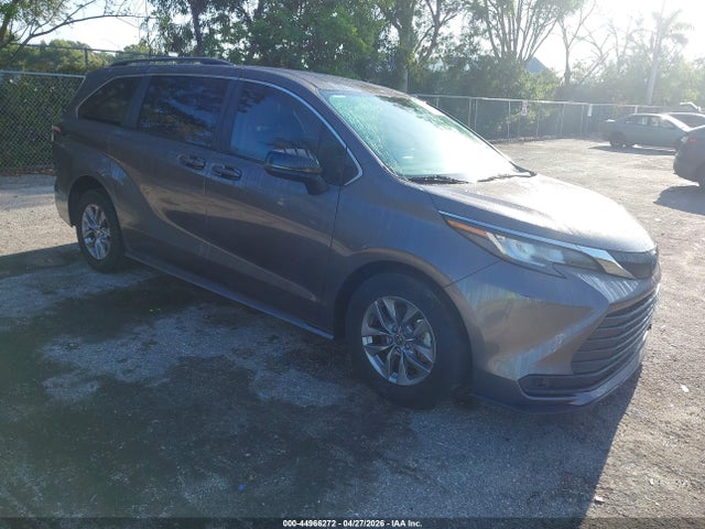 Salvage Toyota Sienna Image