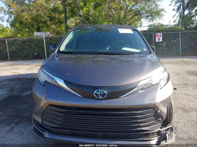 Toyota Sienna Le