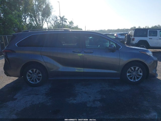 Toyota Sienna Le