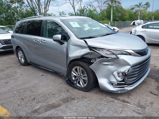 Salvage Toyota Sienna Image