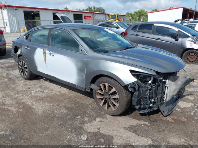 Salvage Nissan Altima Image