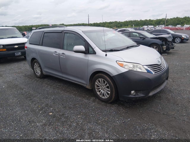 Salvage Toyota Sienna Image