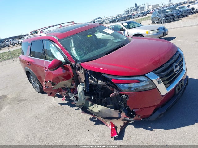 Salvage Nissan Pathfinder Image