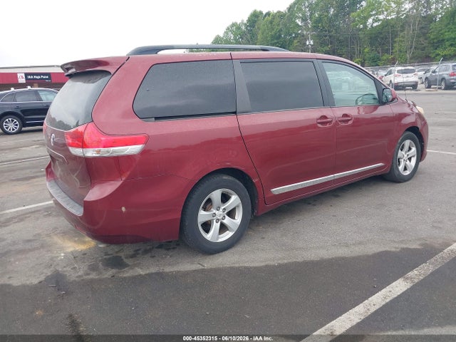 Toyota Sienna Le V6