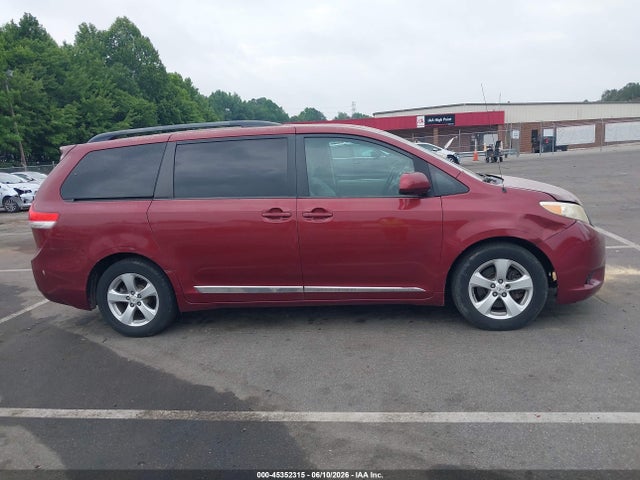 Toyota Sienna Le V6