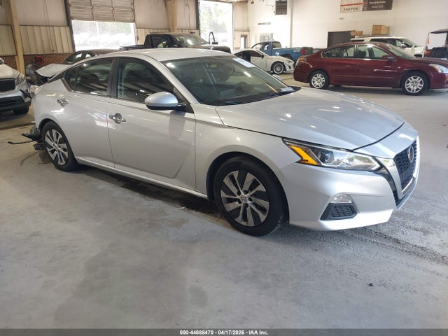 Salvage Nissan Altima Image