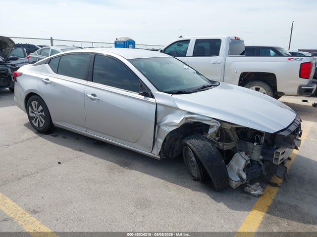 Salvage Nissan Altima Image