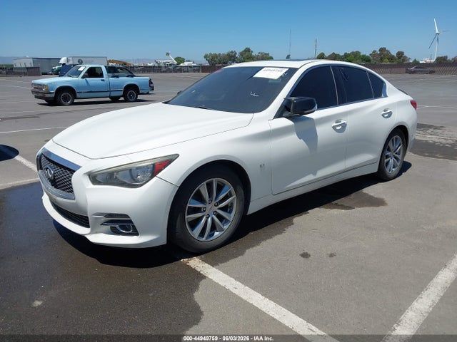 INFINITI Q50 Premium