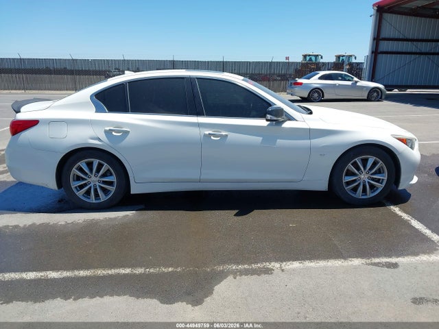 INFINITI Q50 Premium