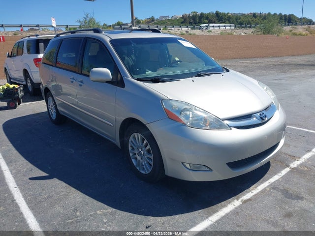Salvage Toyota Sienna Image