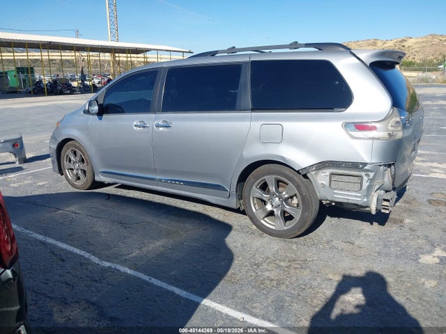 Toyota Sienna Se 8 Passenger