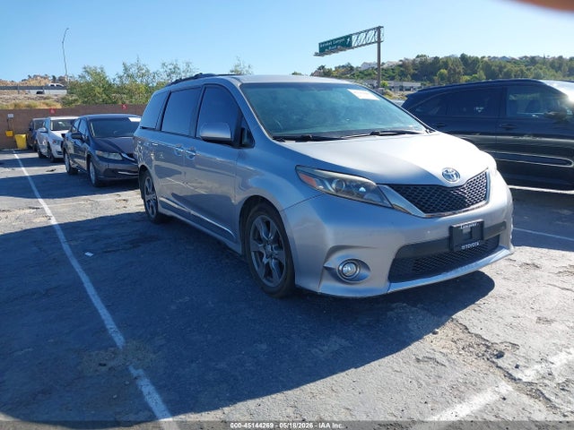 Salvage Toyota Sienna Image