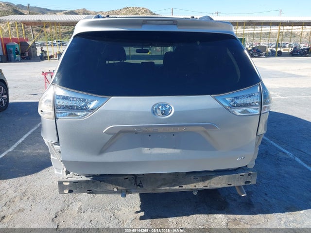 Toyota Sienna Se 8 Passenger