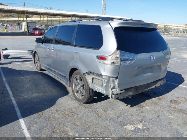 Toyota Sienna Se 8 Passenger