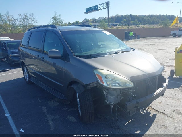 Salvage Toyota Sienna Image
