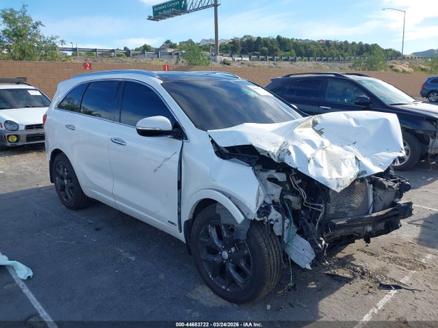 Salvage Kia Sorento Image