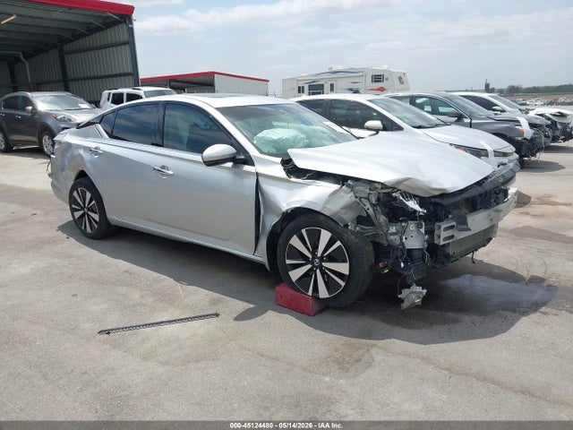 Salvage Nissan Altima Image