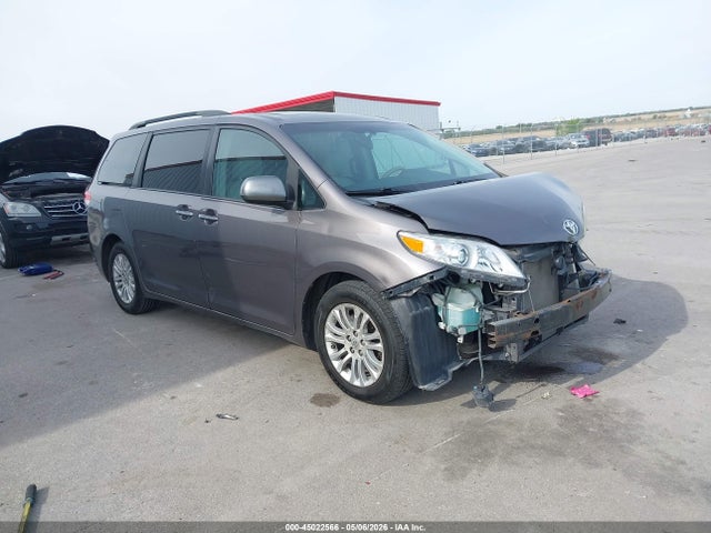 Salvage Toyota Sienna Image