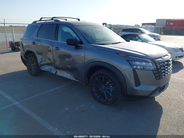Salvage Nissan Pathfinder Image