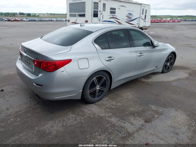 INFINITI Q50 Premium