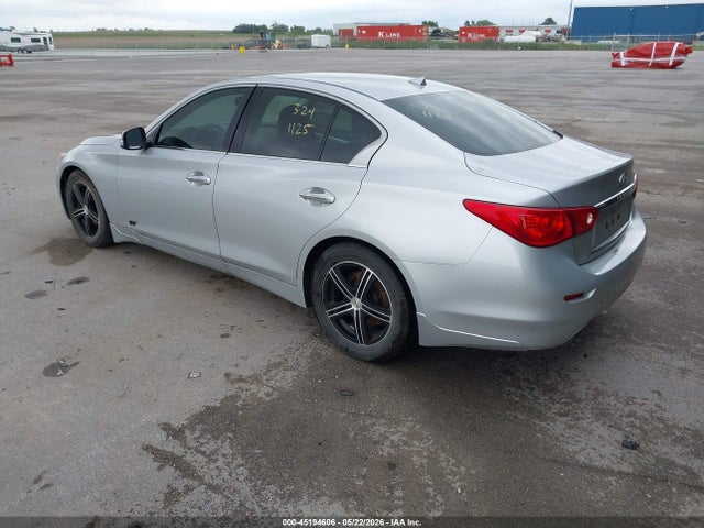 INFINITI Q50 Premium