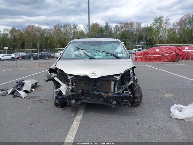 Toyota Sienna Le 8 Passenger