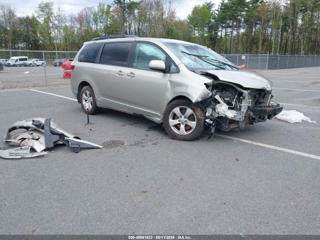 Salvage Toyota Sienna Image