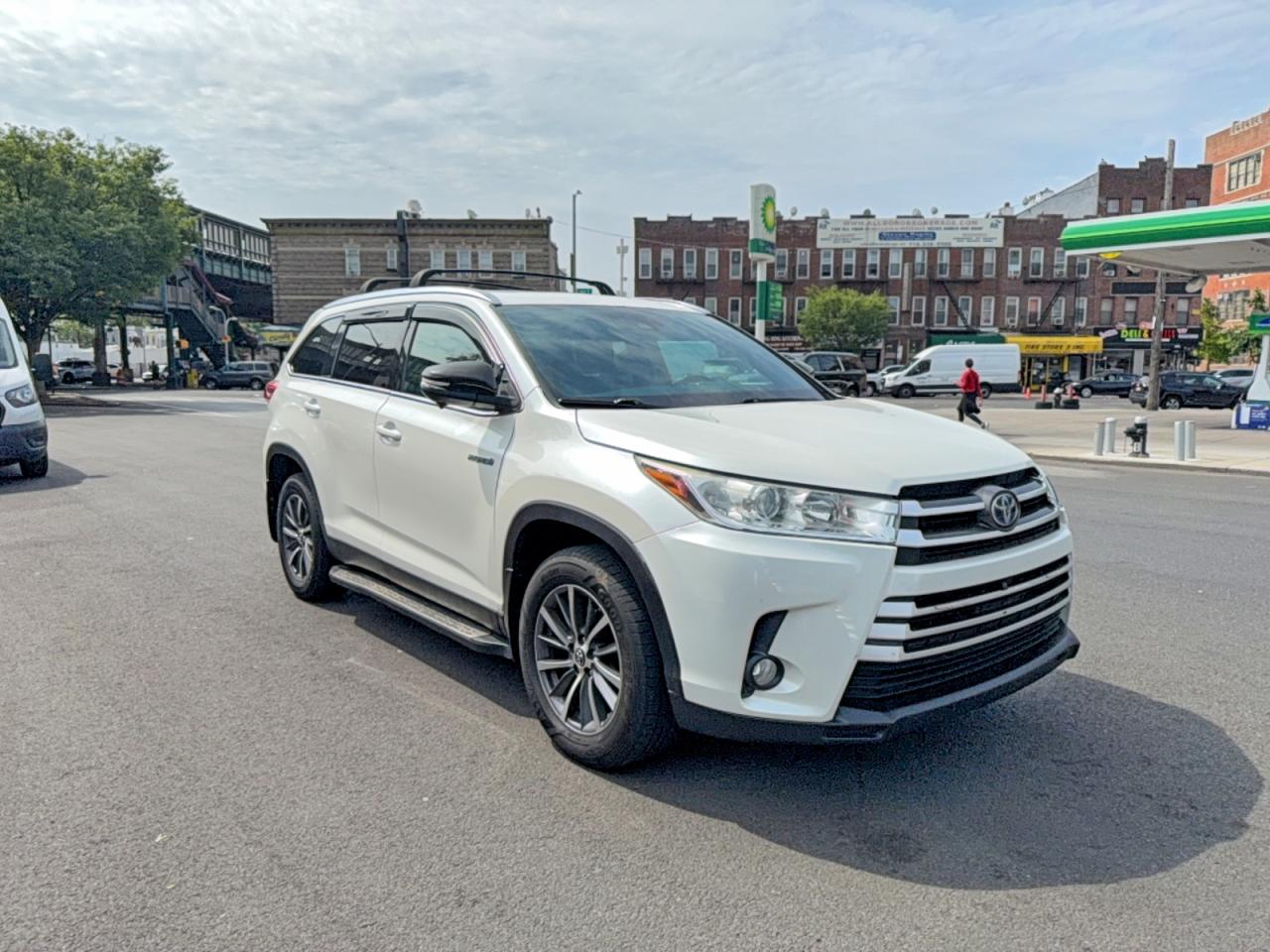 Salvage Toyota Highlander Image