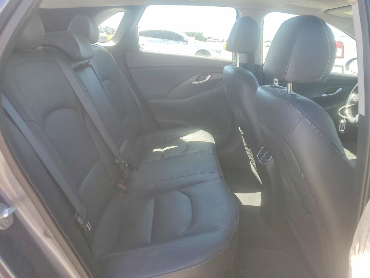 Hyundai ELANTRA Base