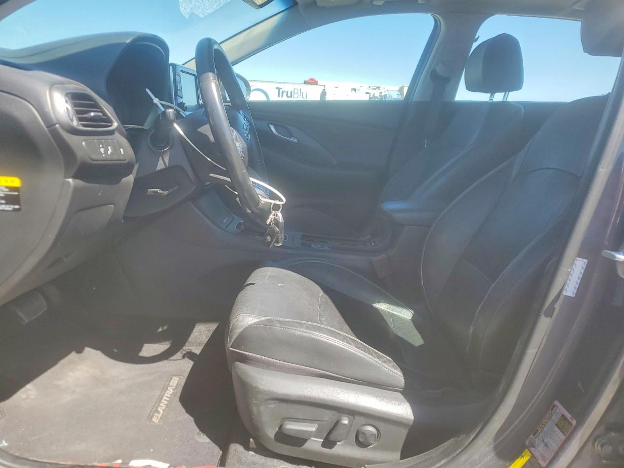 Hyundai ELANTRA Base