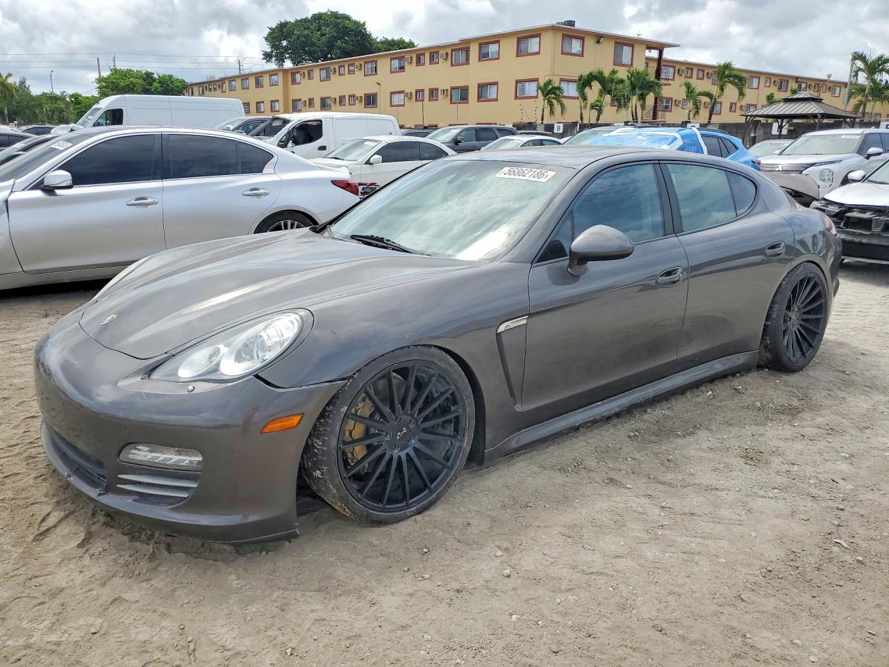 Salvage Porsche Panamera Image