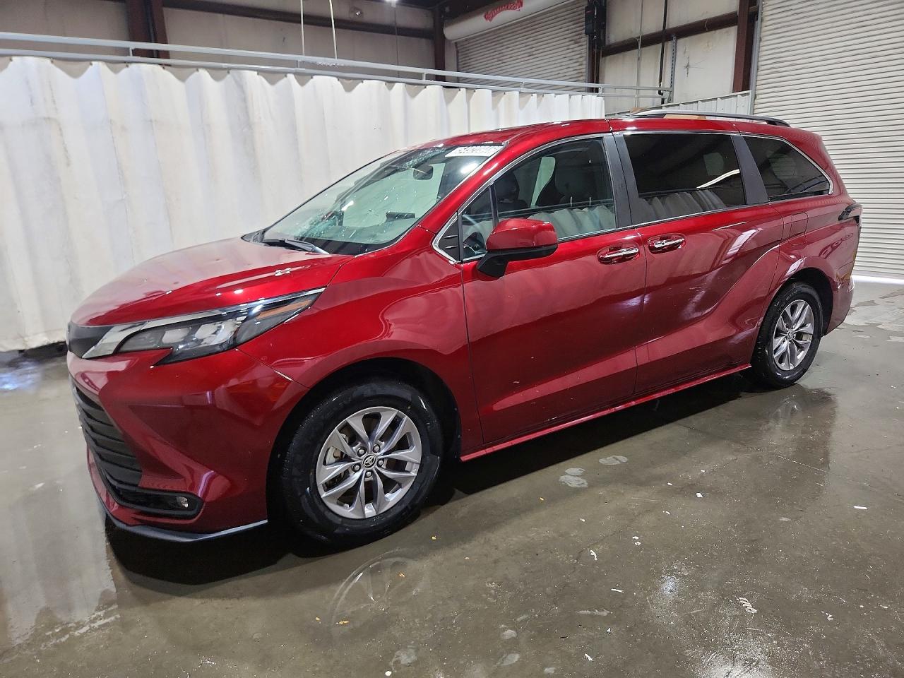 Salvage Toyota Sienna Image